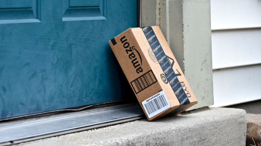 Amazon Paket an einer Haustür