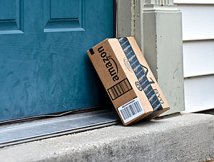 Amazon Paket an einer Haustür