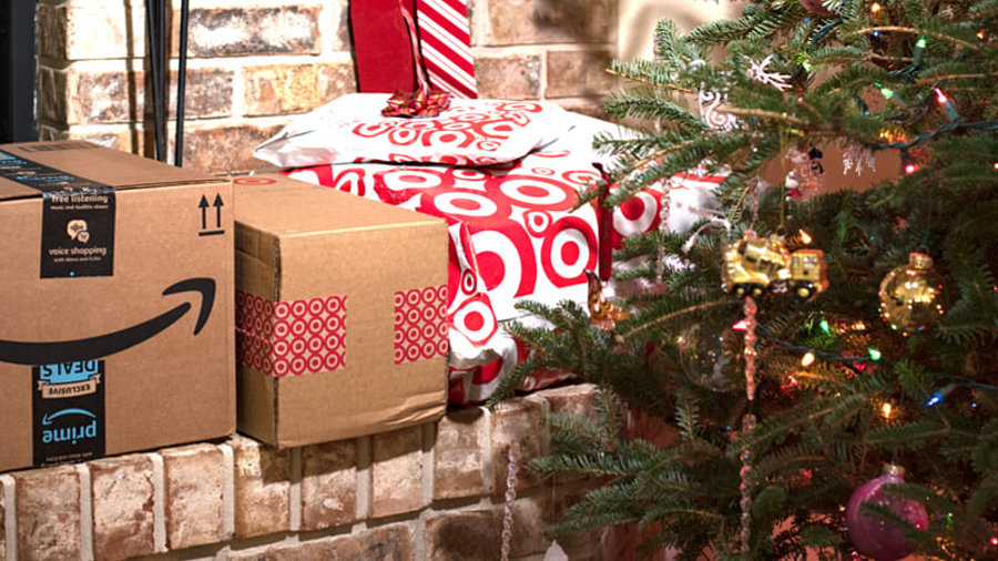 Amazon-Paket unterm Weihnachtsbaum