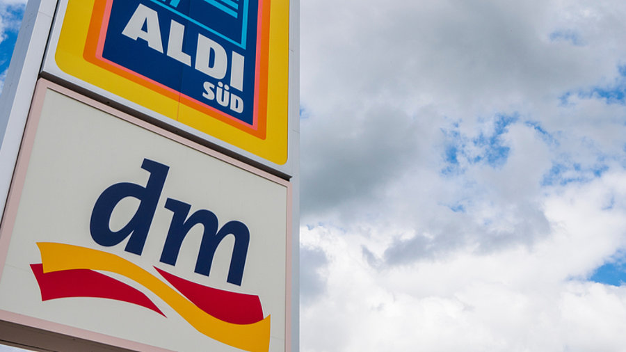 Aldi und dm auf Schild