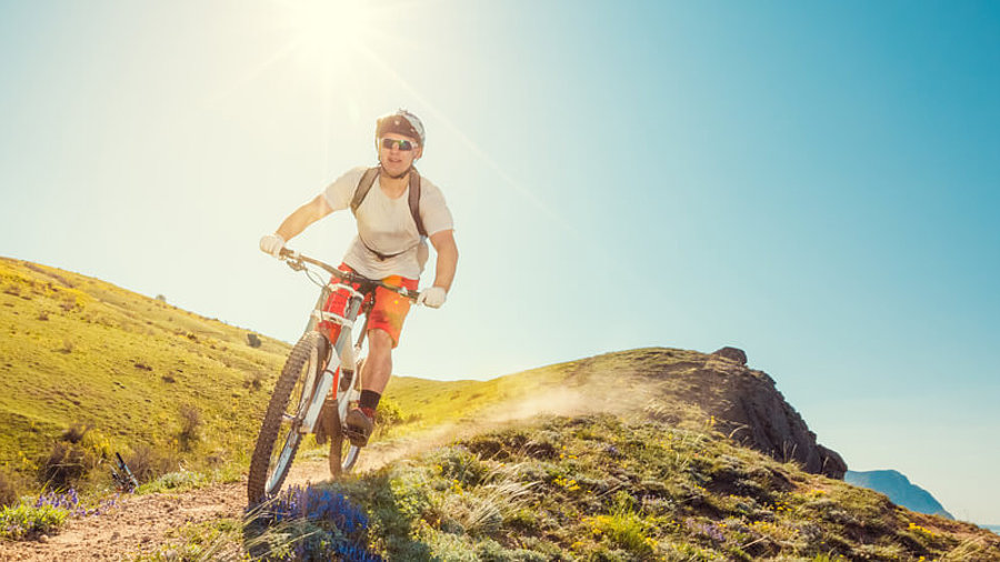 Radfahrer in der Sonne