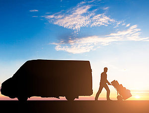 Paketbote vor Van im Sonnenuntergang