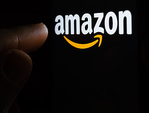 Finger mit Amazon-Logo