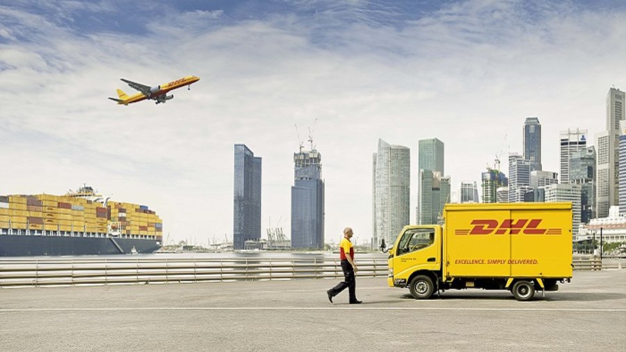 DHL-Transporter vor Skyline