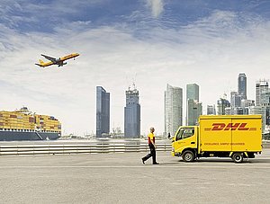 DHL-Transporter vor Skyline