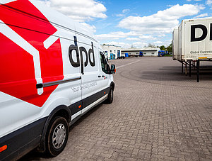 DPD-Lieferfahrzeug fährt zum Lager