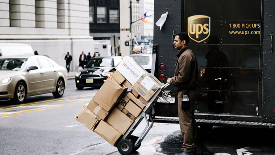 UPS Bote vor Paketauto mit Paketen