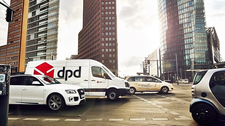 DPD Auto im Starßenverkehr