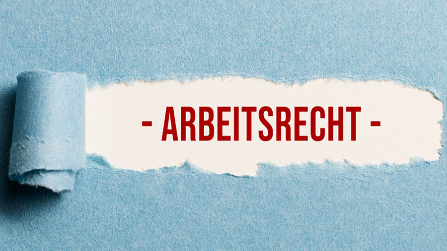 Zerrissenes Papier gibt den Schriftzug "Arbeitsrecht" frei