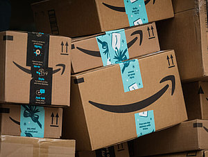 Amazon-Pakete auf einem Stapel