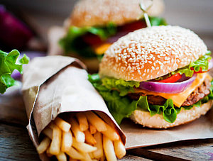 Burger und Pommes liegen auf einem Tisch