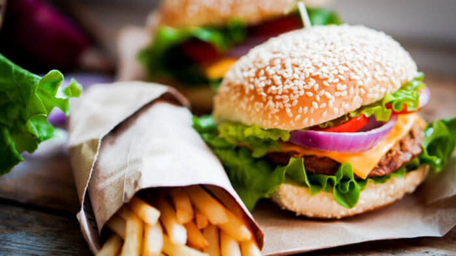 Burger und Pommes liegen auf einem Tisch