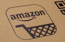 Logo des Online-Marktplatzes Amazon auf einem Karton