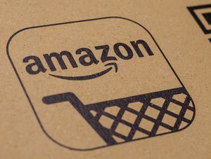 Logo des Online-Marktplatzes Amazon auf einem Karton