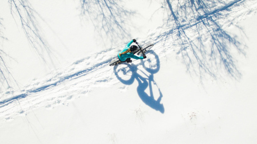 Radfahrer im Schnee von oben