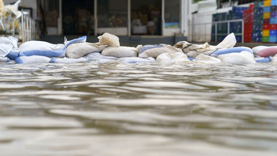 Sandsäcke bei Flut