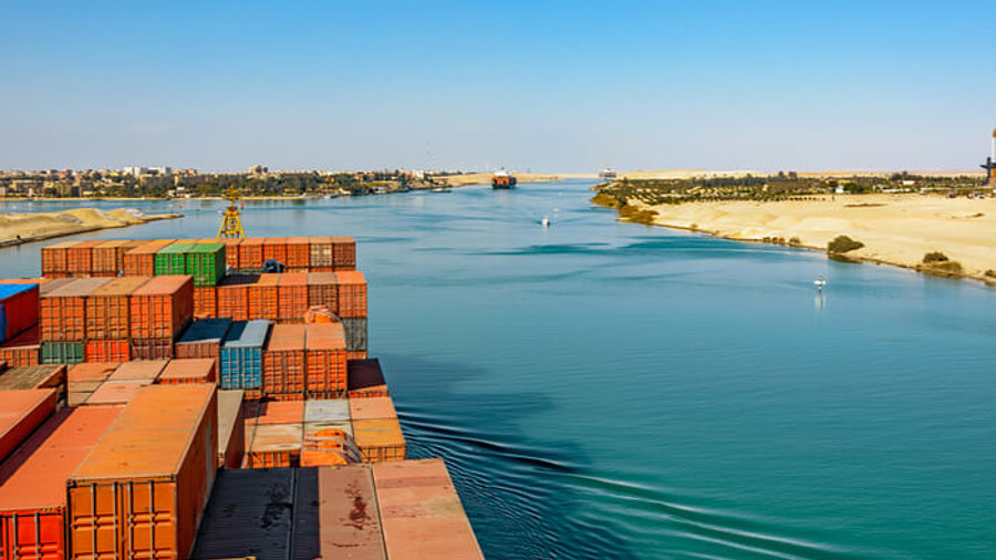 Containerschiff fährt durch Suezkanal