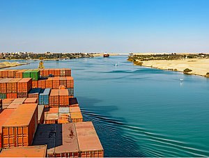 Containerschiff fährt durch Suezkanal