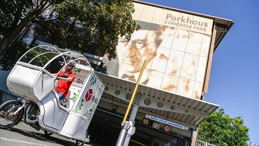 DPD-Lastenrad vor Parkhaus in Hanau