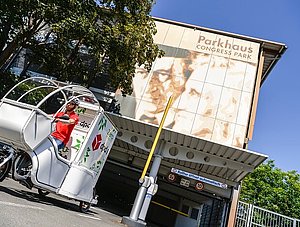 DPD-Lastenrad vor Parkhaus in Hanau