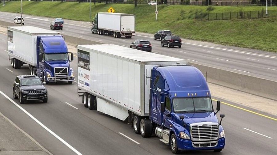 Platooning - Lkw in Kolone auf Straße