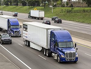 Platooning - Lkw in Kolone auf Straße