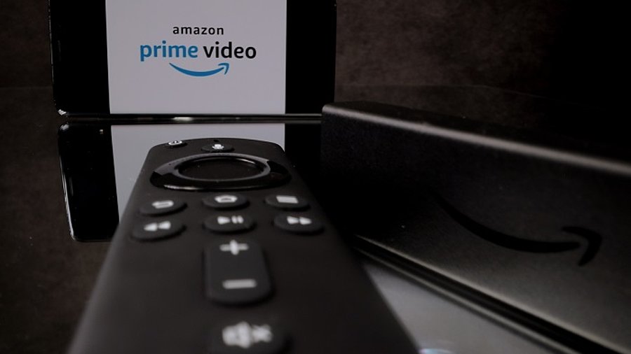 Amazon Prime Video Logo auf Smartphone und Fire TV Fernbedienung