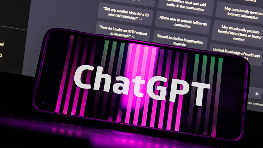 ChatGPT auf Smartphone vor Laptop