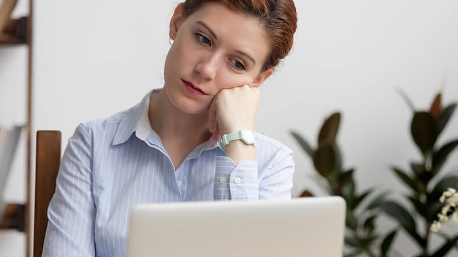 Frau genervt am Laptop