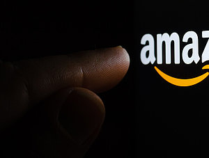 Amazon-Logo mit einer Hand