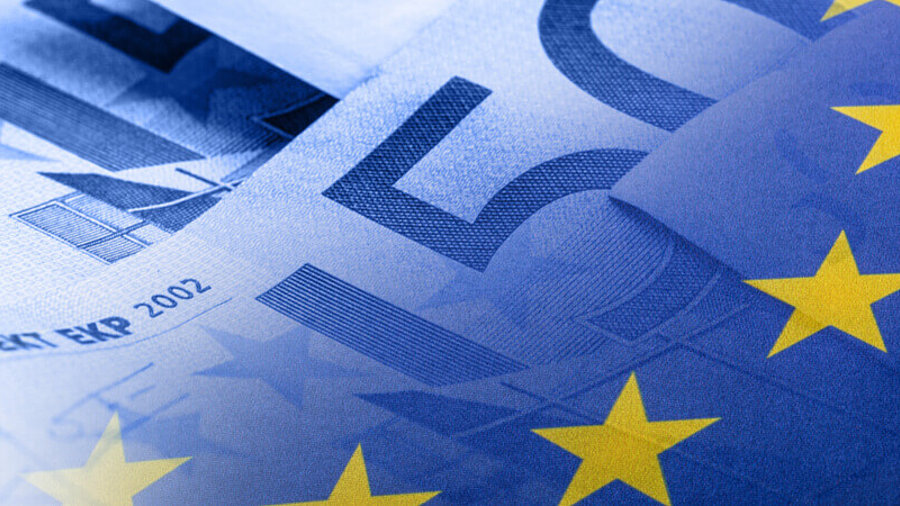 Geld f&uuml;r europ&auml;ische Unternehmen: Geldschein hinter EU-Flagge