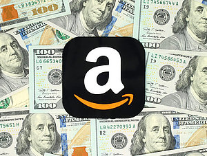 Amazon-Logo vor 100-Dollar-Scheinen