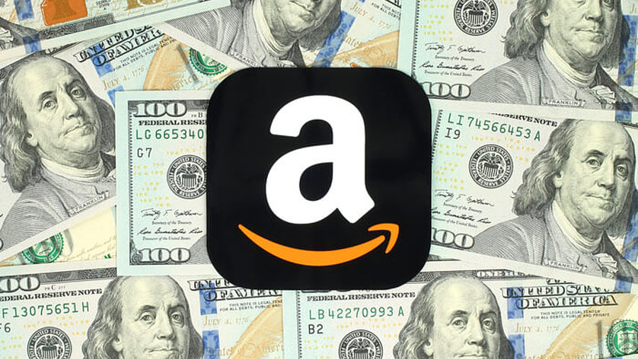 Amazon-Logo vor 100-Dollar-Scheinen