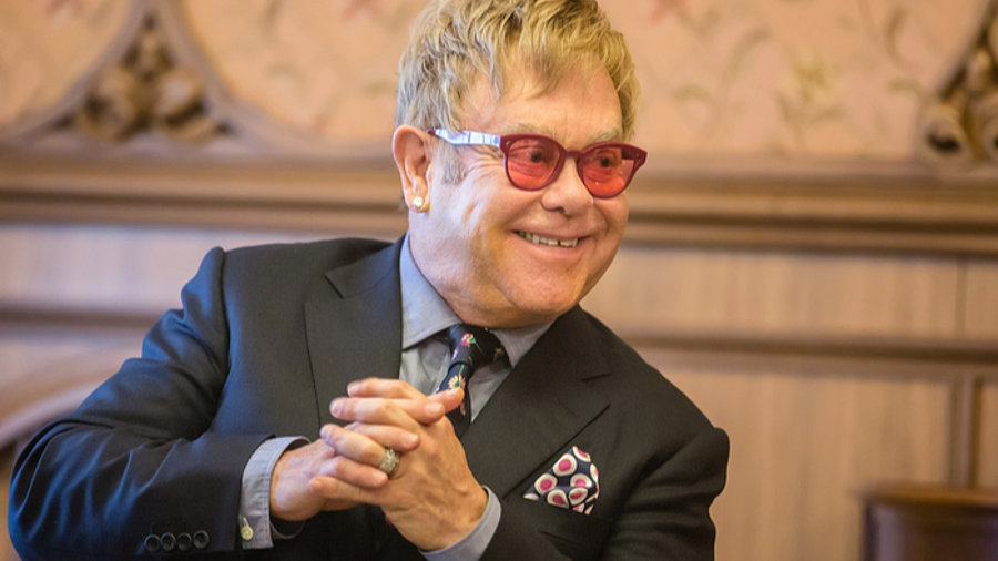 Elton John bei einem Interview