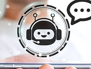 Smartphone mit Chatbot-Symbol dar&uuml;ber