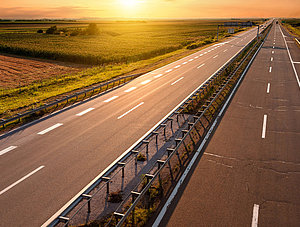 Leere Straße bei Sonnenuntergang