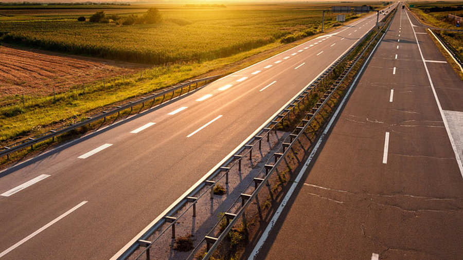 Leere Straße bei Sonnenuntergang