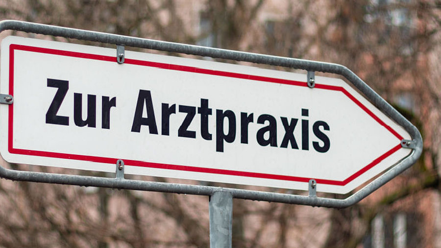 Schild mit der Aufschrift Arztpraxis