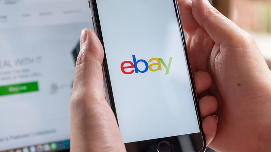 Ebay auf Laptop und Smartphone