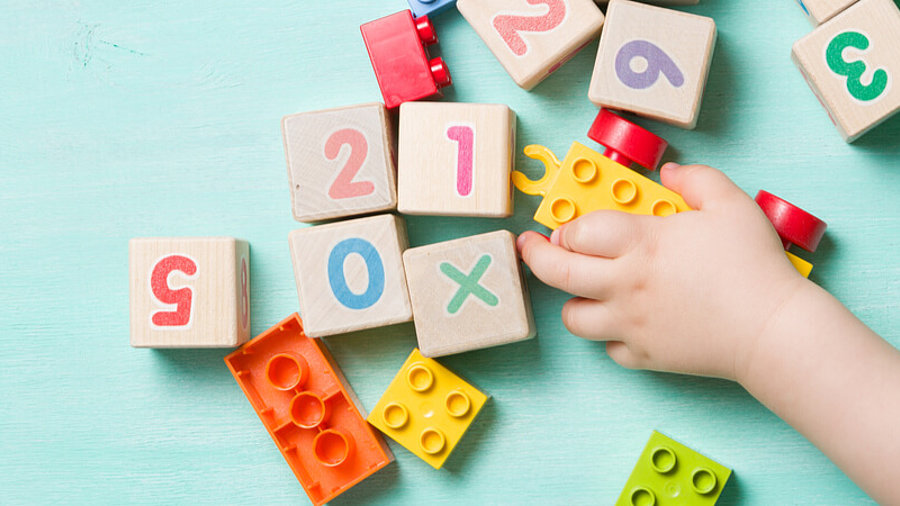 Kinderhand auf Spielzeug