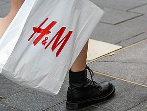 Frau tr&auml;gt H&amp;M-T&uuml;te