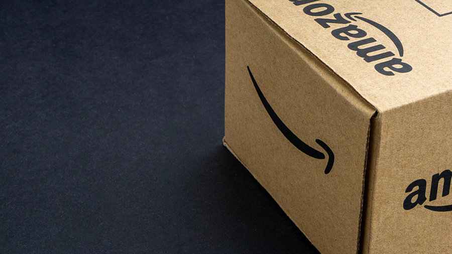 Amazonpaket auf schwarzem Hintergrund