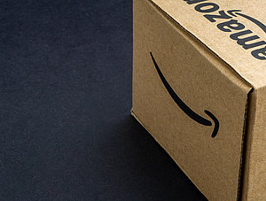 Amazonpaket auf schwarzem Hintergrund