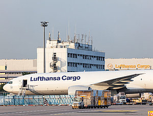 Lufthansa Cargo Frachter am Frankfurter Flughafen