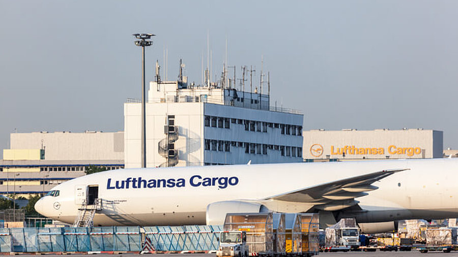 Lufthansa Cargo Frachter am Frankfurter Flughafen