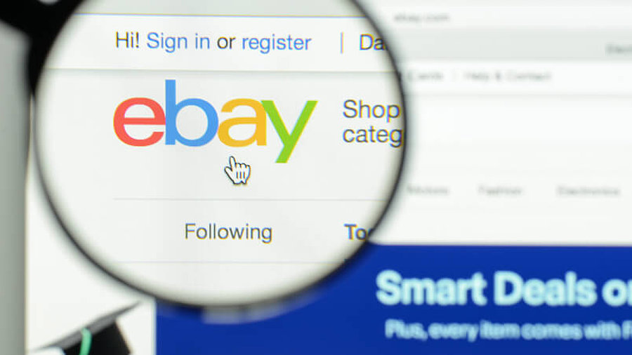 Ebay-Logo unter einer Lupe
