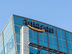 Amazon-Logo auf einem Gebäude