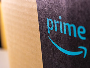 Prime-Logo auf einem Amazon-Paket