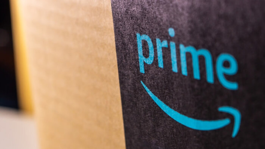 Amazon Prime-Logo auf einem Paket