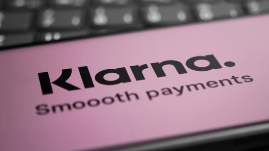 Logo des Zahlungsdienstes Klarna auf einem Smartphone